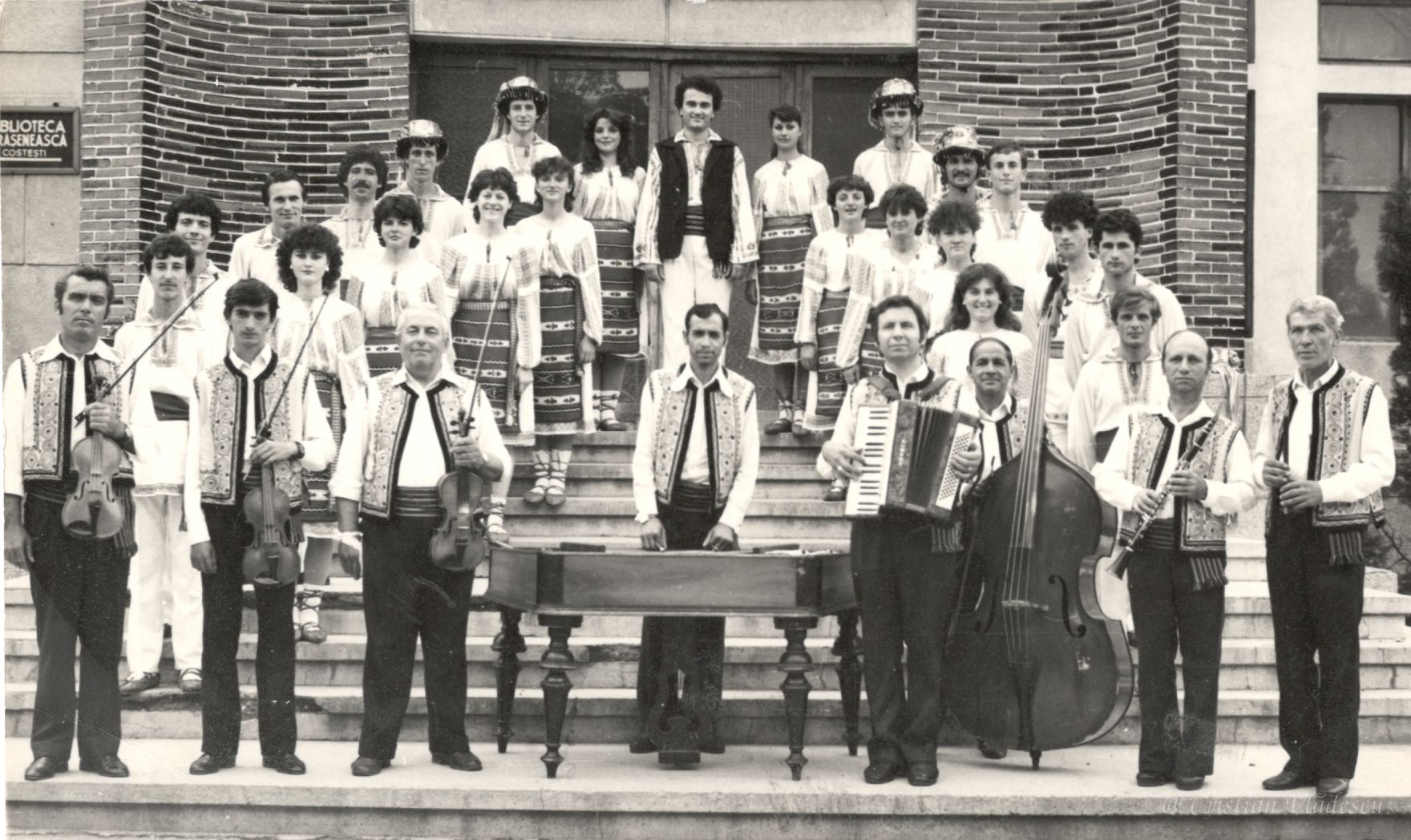 Fotografie istorică a ansamblului folcloric din Costești