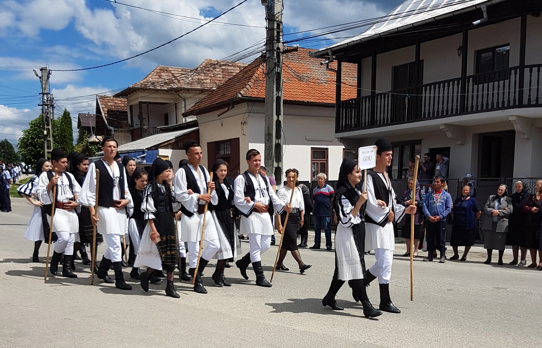 3-ansamblu-baia-de-fier-din-gorj Tradițiile din Corbi – Moștenire Culturală și Pitoresc Pastoral