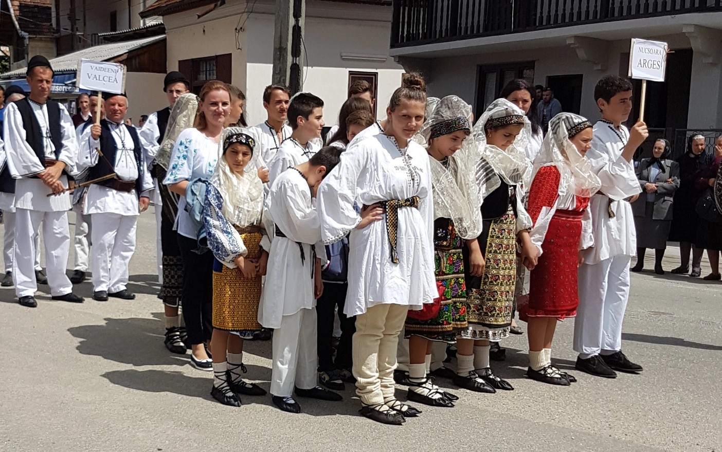 7-ansamblu-de-copii-nucc899oara Tradițiile din Corbi – Moștenire Culturală și Pitoresc Pastoral