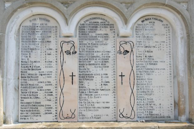 foto-monument Comemorarea a 92 de ani de la „Incendiul din Vinerea Mare” de la Costești, una dintre marile tragedii ale României interbelice