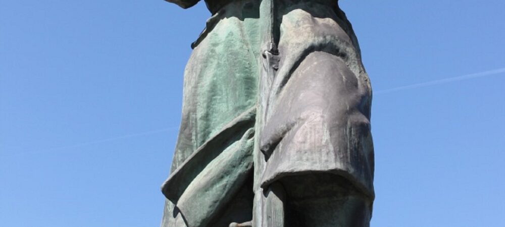 Orașul Costești - Monumentul eroilor din Costești,operă a sculptorului Ion C. Dimitriu-Bârlad (1925),