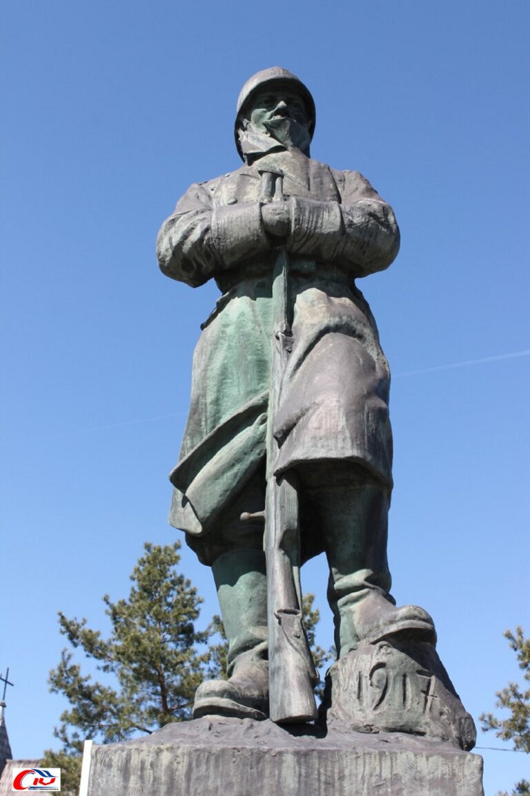 Orașul Costești - Monumentul eroilor din Costești,operă a sculptorului Ion C. Dimitriu-Bârlad (1925),