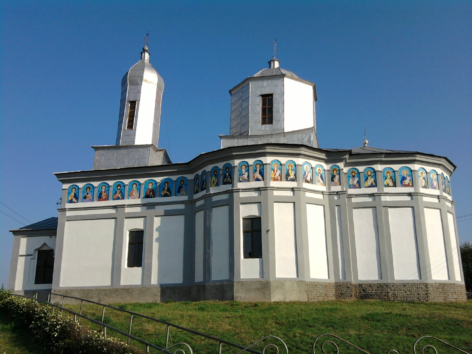  Biserica parohială ,,Duminica Tuturor Sfinților” din satul Broșteni, oraș Costești