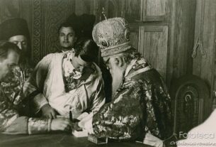 Regele Carol al II-lea şi patriarhul Miron Cristea pecetluiesc sfânta masă