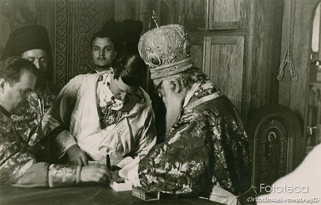 Regele Carol al II-lea şi patriarhul Miron Cristea pecetluiesc sfânta masă