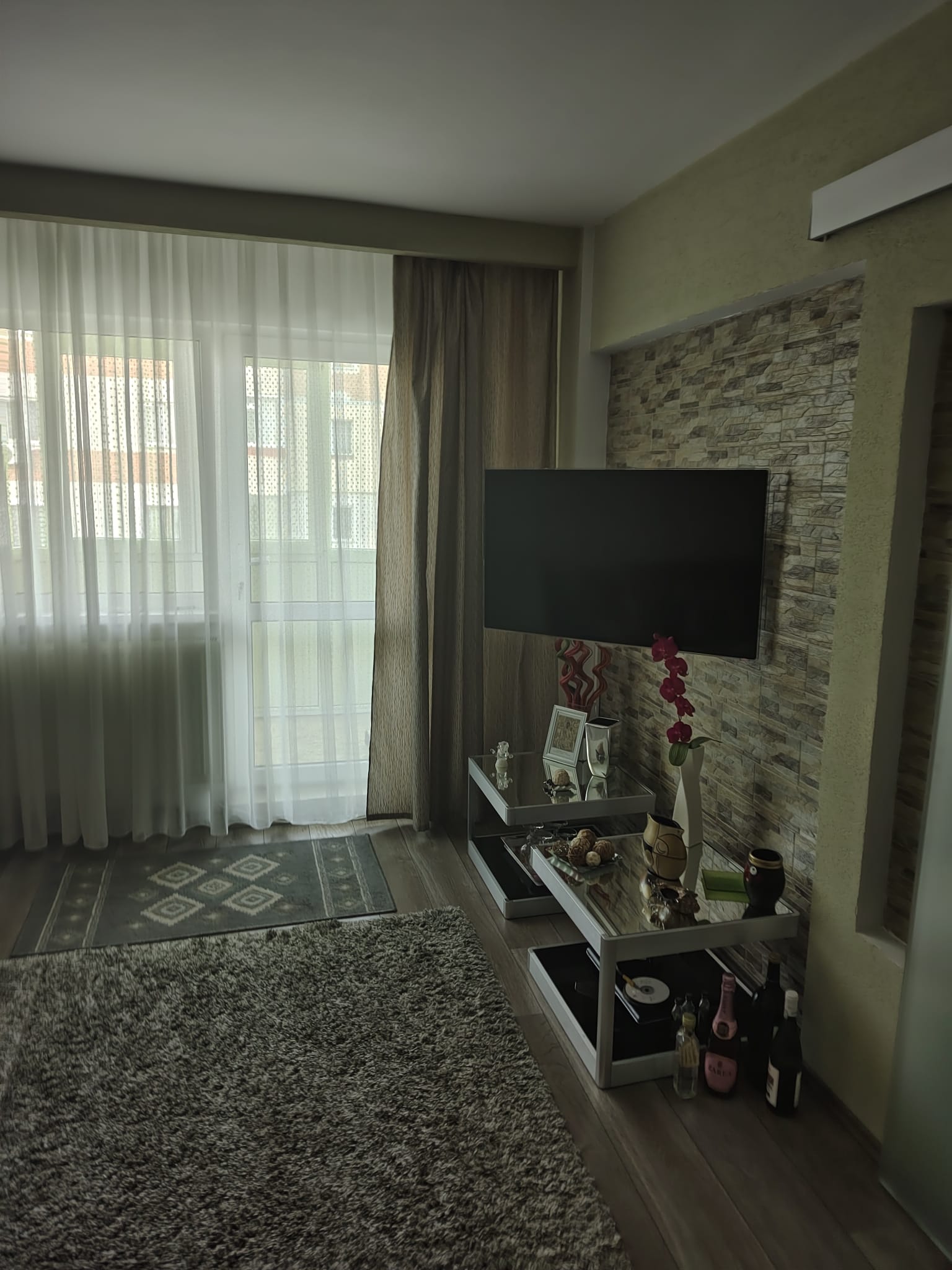 WhatsApp-Image-2025-08-27-at-12.29.16-1 Vând apartament , zonă centrală, lângă CEC Bank Costești