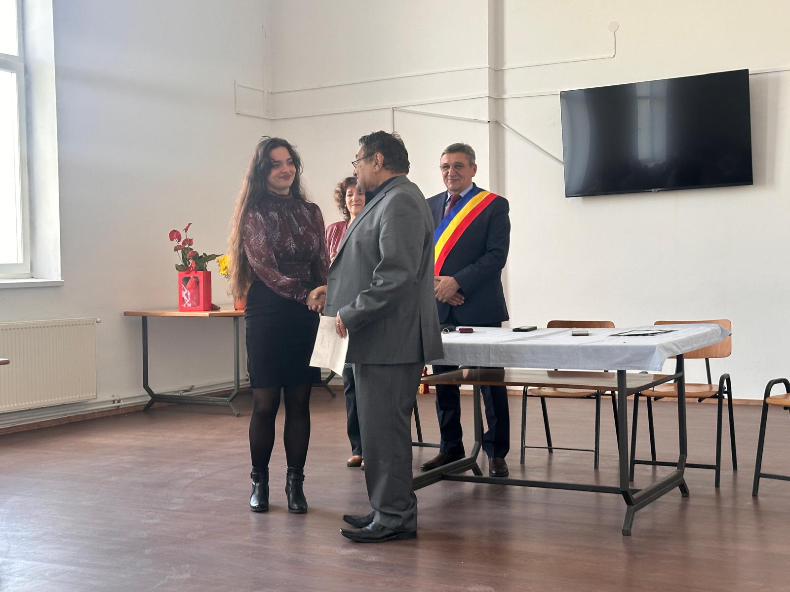 37fdc2a2-8548-42da-aed9-b66297c3ba72 🏅 Elevă eminentă din Buzoești, bursieră de excelență a profesorului universitar Constantin Nedea