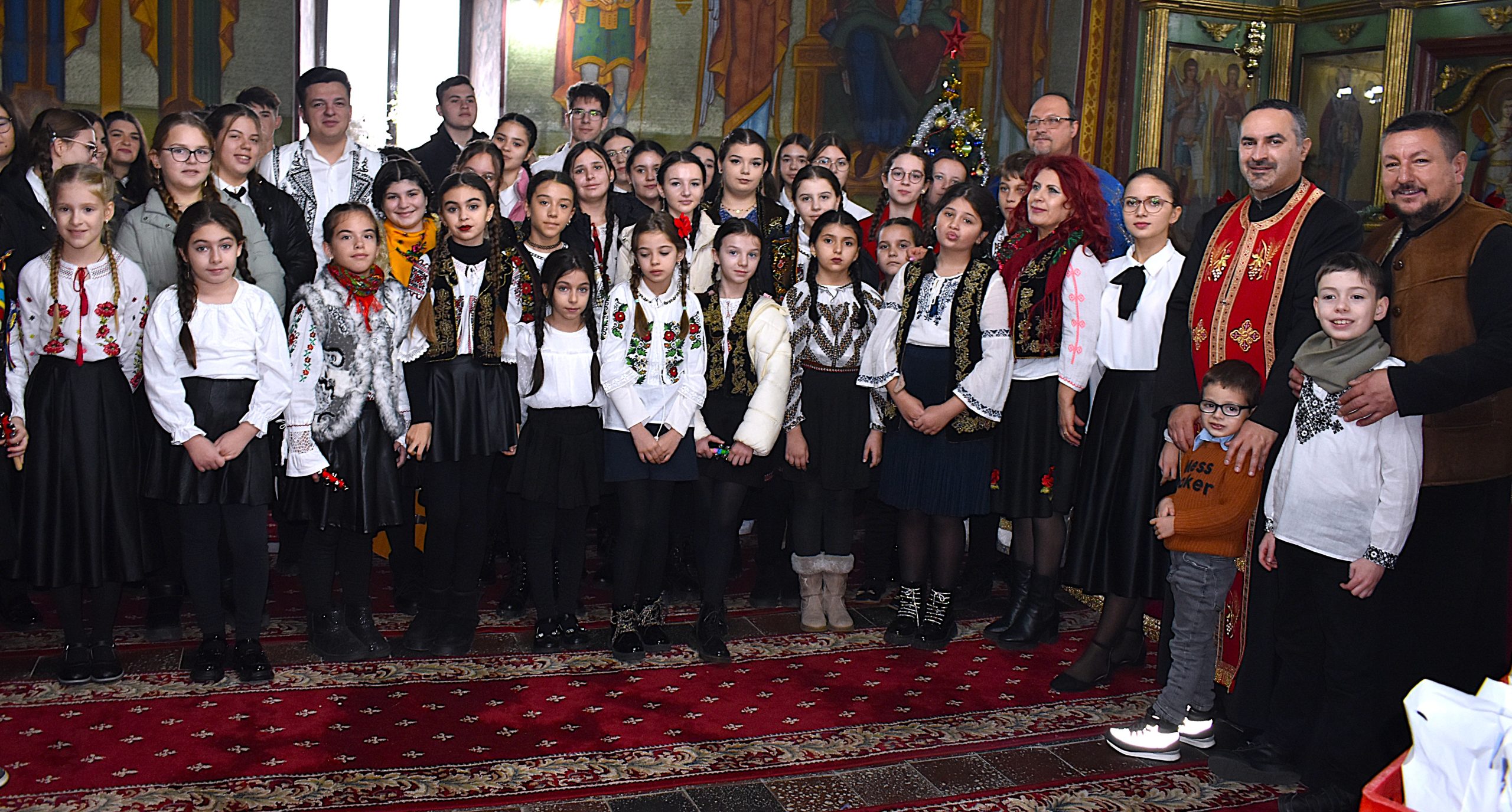 DSC_0249-scaled Colindul copiilor care a devenit tradiție – Lumina Crăciunului, la Costești