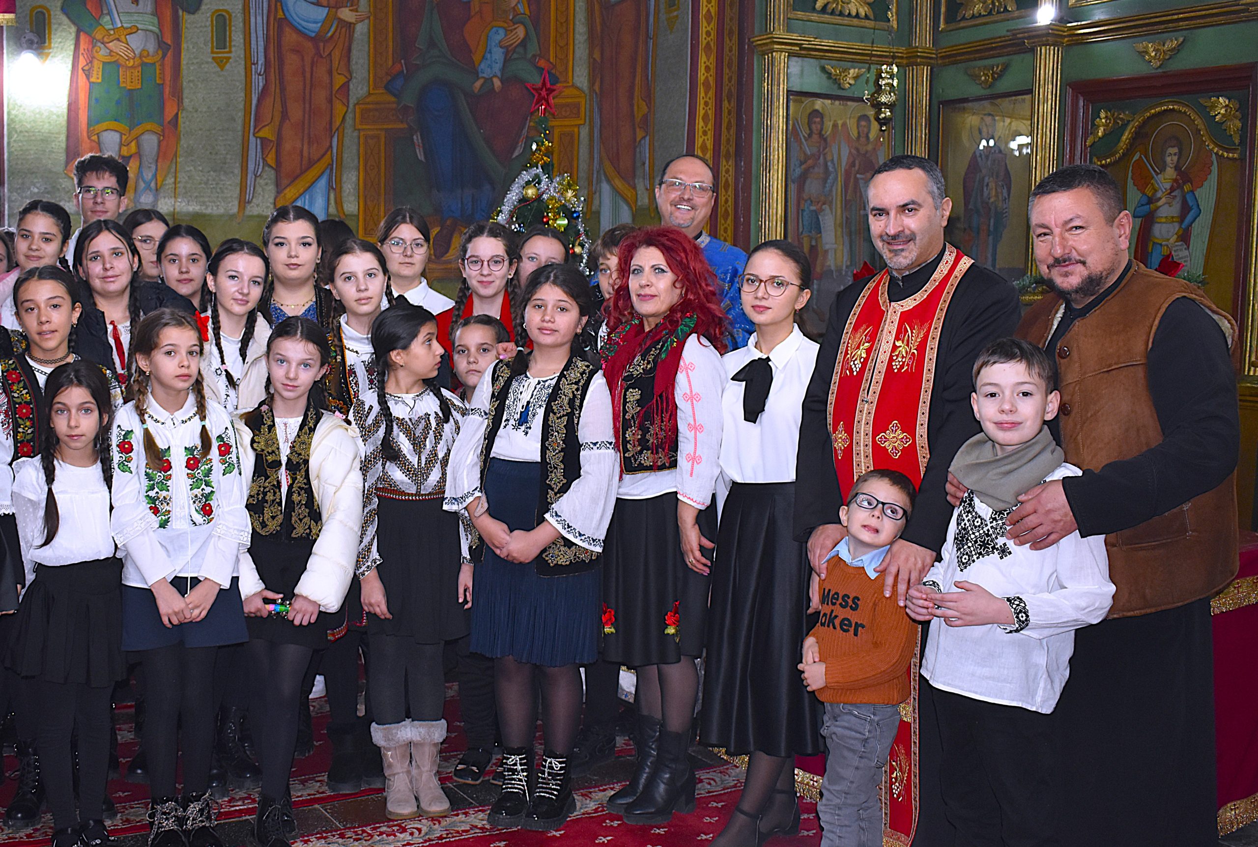 DSC_0254-scaled Colindul copiilor care a devenit tradiție – Lumina Crăciunului, la Costești