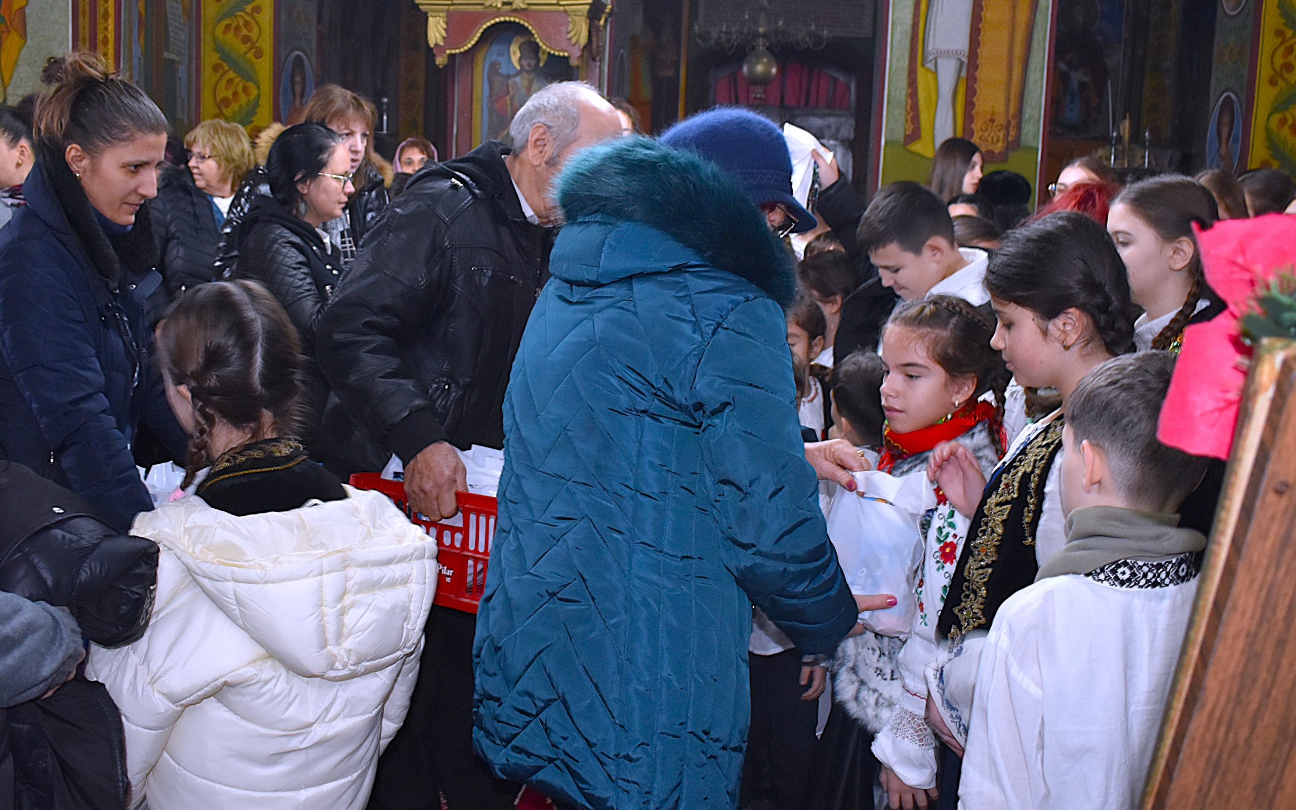 DSC_0257-scaled Colindul copiilor care a devenit tradiție – Lumina Crăciunului, la Costești