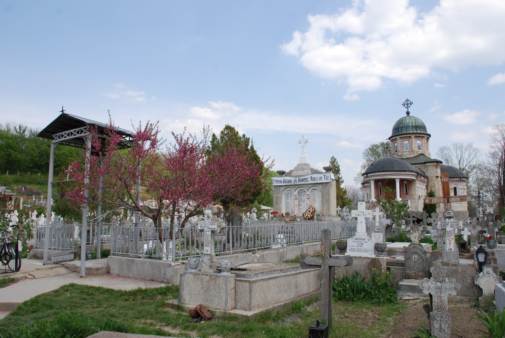 Ansamblul memorial al Parohiei Costeștii Vechi, primăvara.