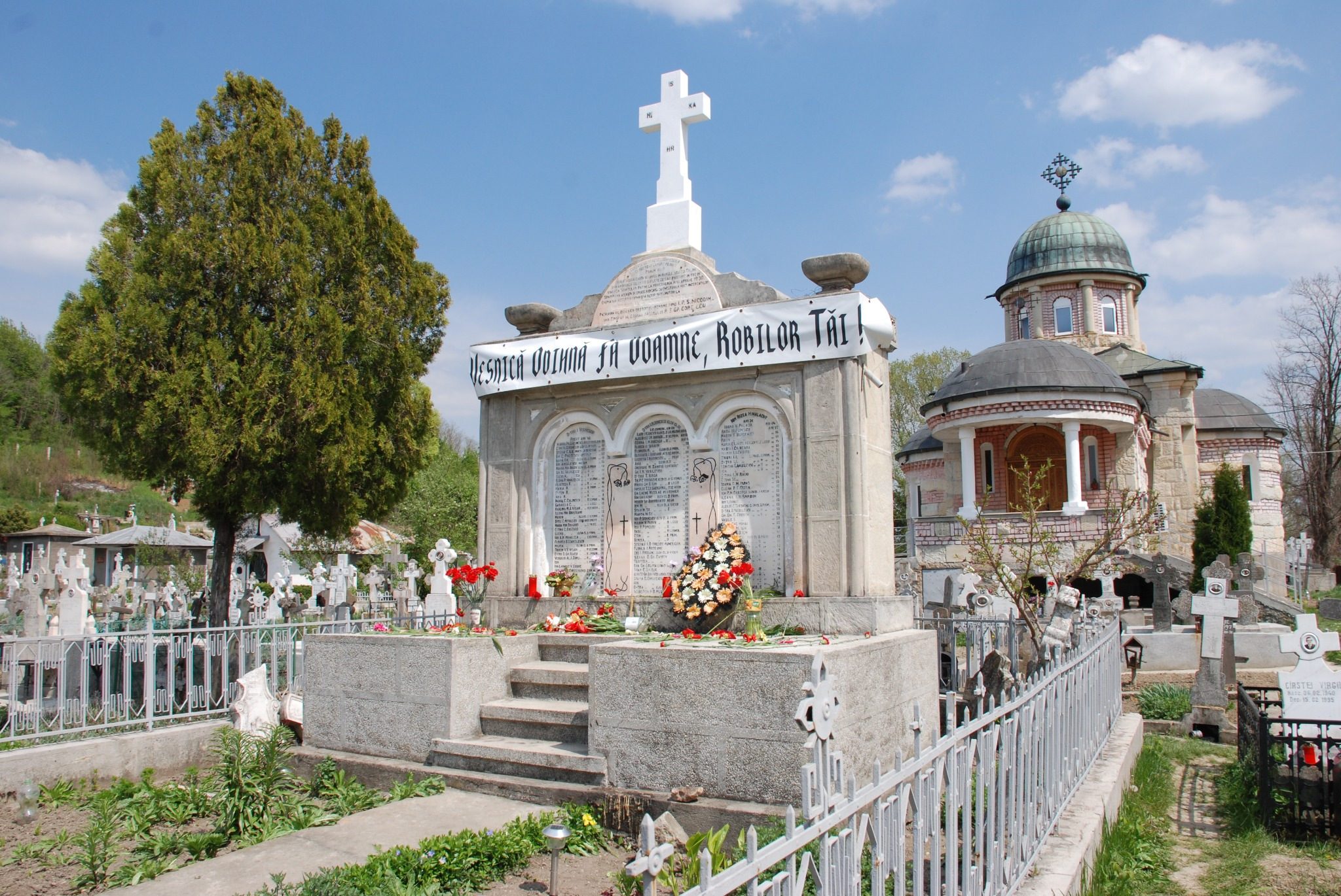 Biserica memorială a Parohiei Costeștii Vechi, aflată în apropierea locului Bisericii Arse din Costești.