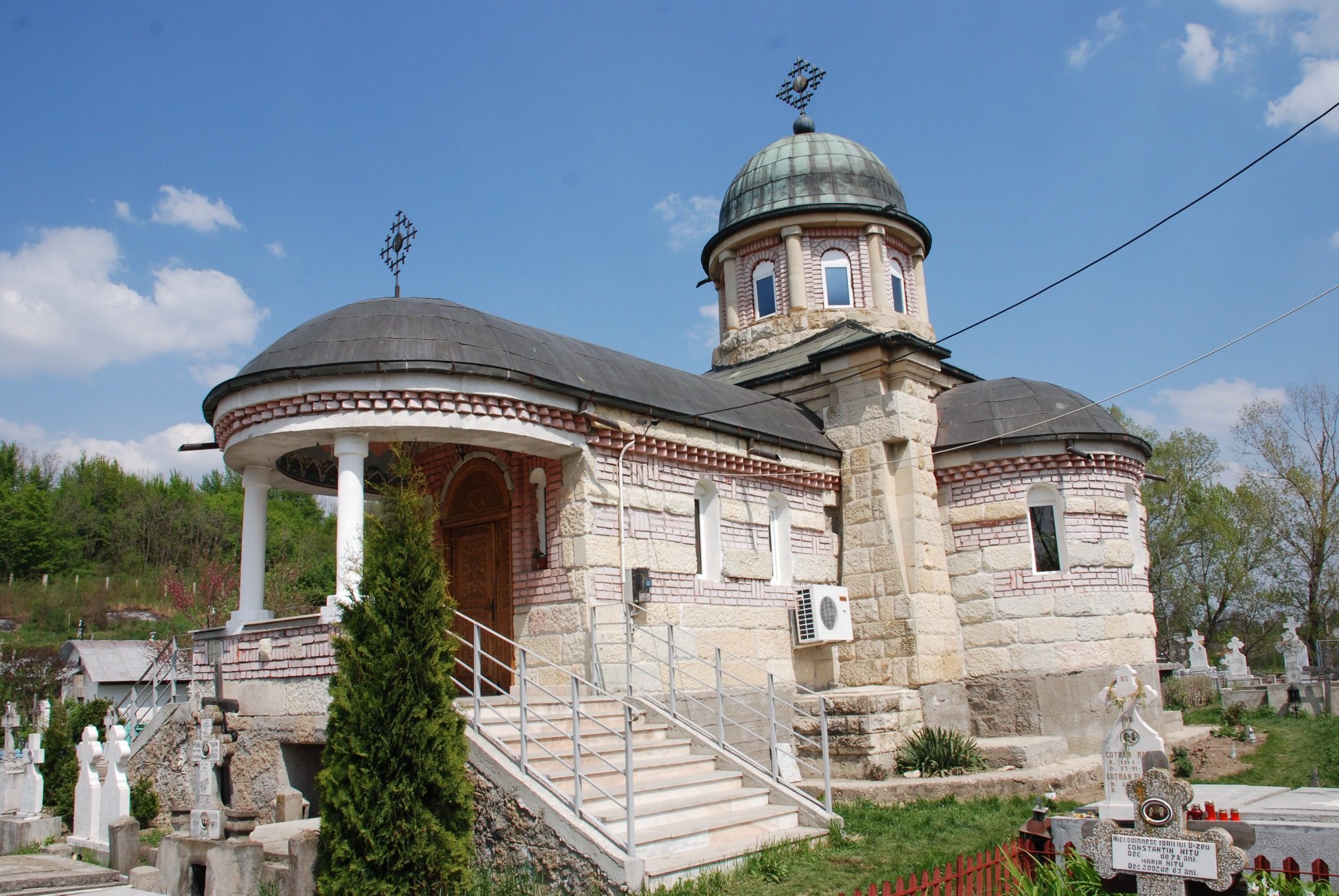 Biserica memorială a Parohiei Costeștii Vechi, vedere laterală.
