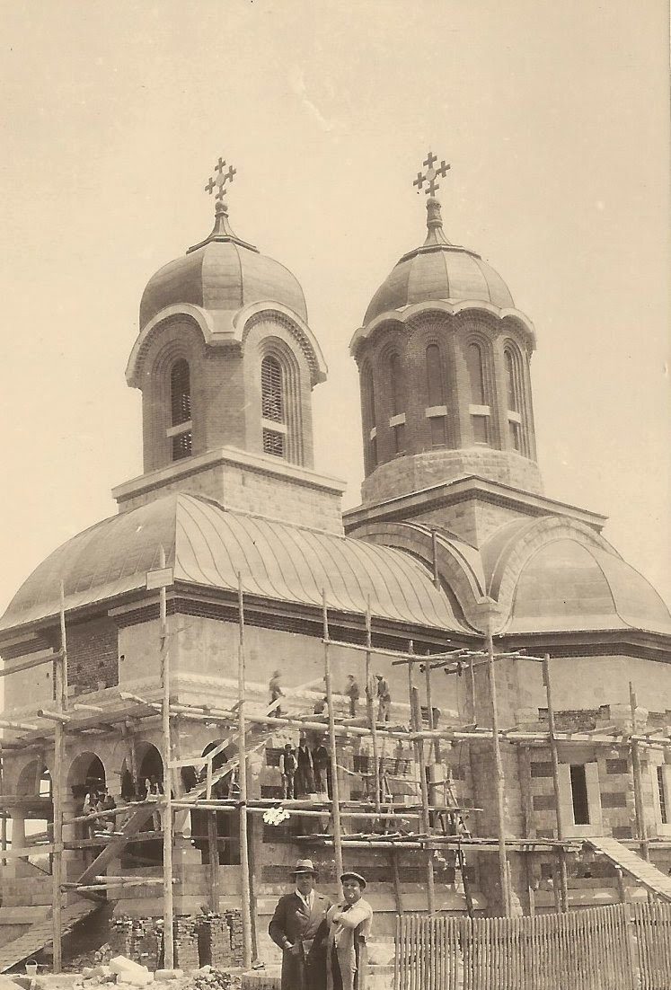 Catedrala din Costești în timpul lucrărilor din 1931, cu Dimitrie Ionescu-Berechet și Dimitrie Belizarie în prim-plan.