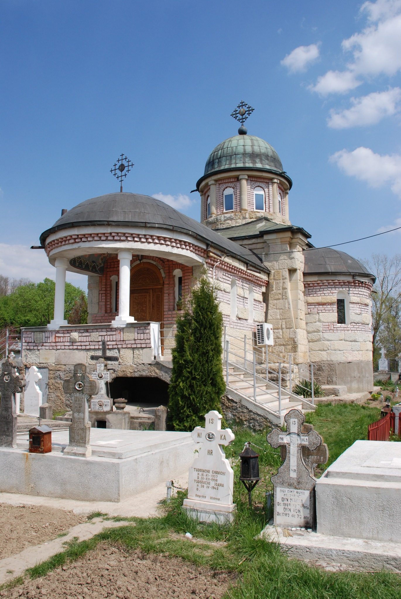 Clopotnița ansamblului memorial din Costești, cu monumentul victimelor în fundal.