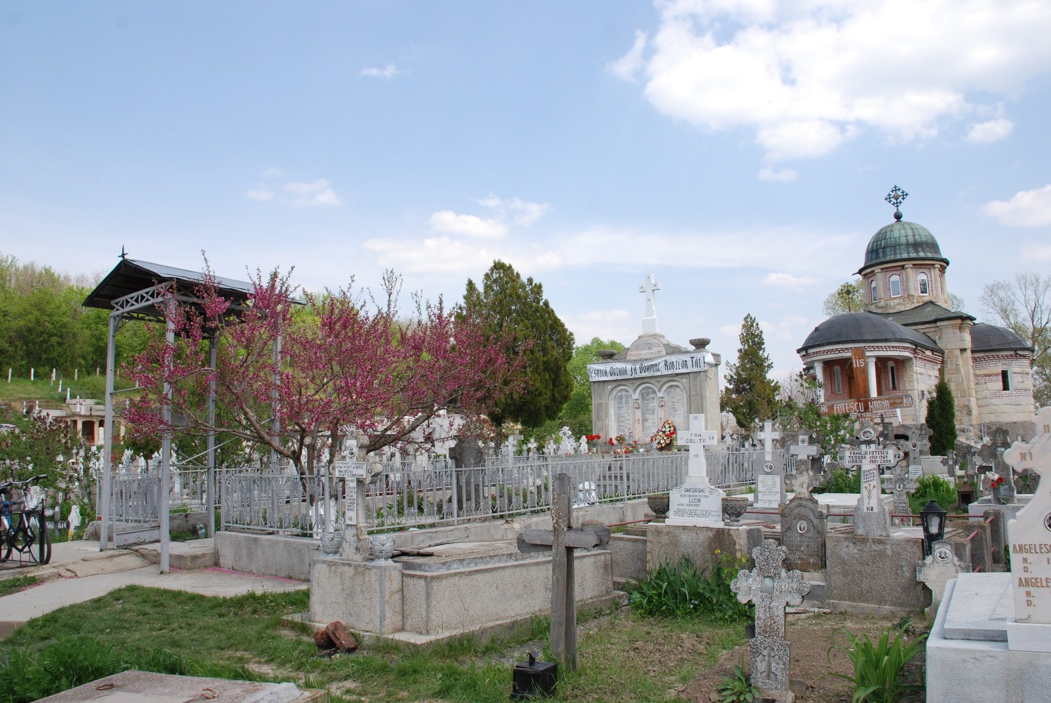 Ansamblul memorial al Parohiei Costeștii Vechi.