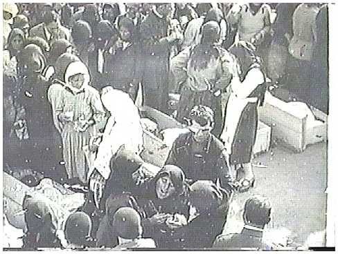 Femei adunate la ceremonia de pomenire de la Costești.