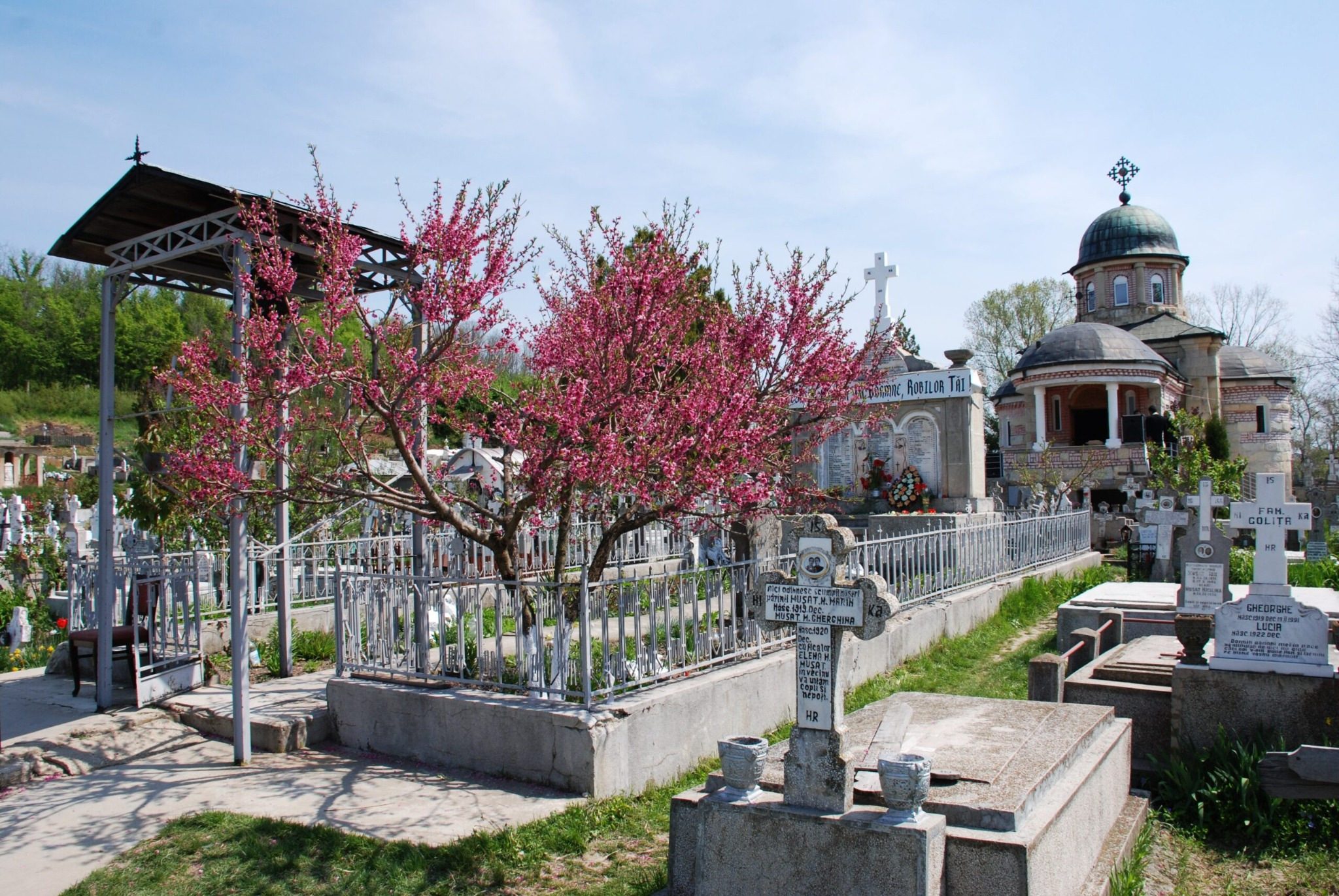 Monumentul Bisericii Arse din Costești.