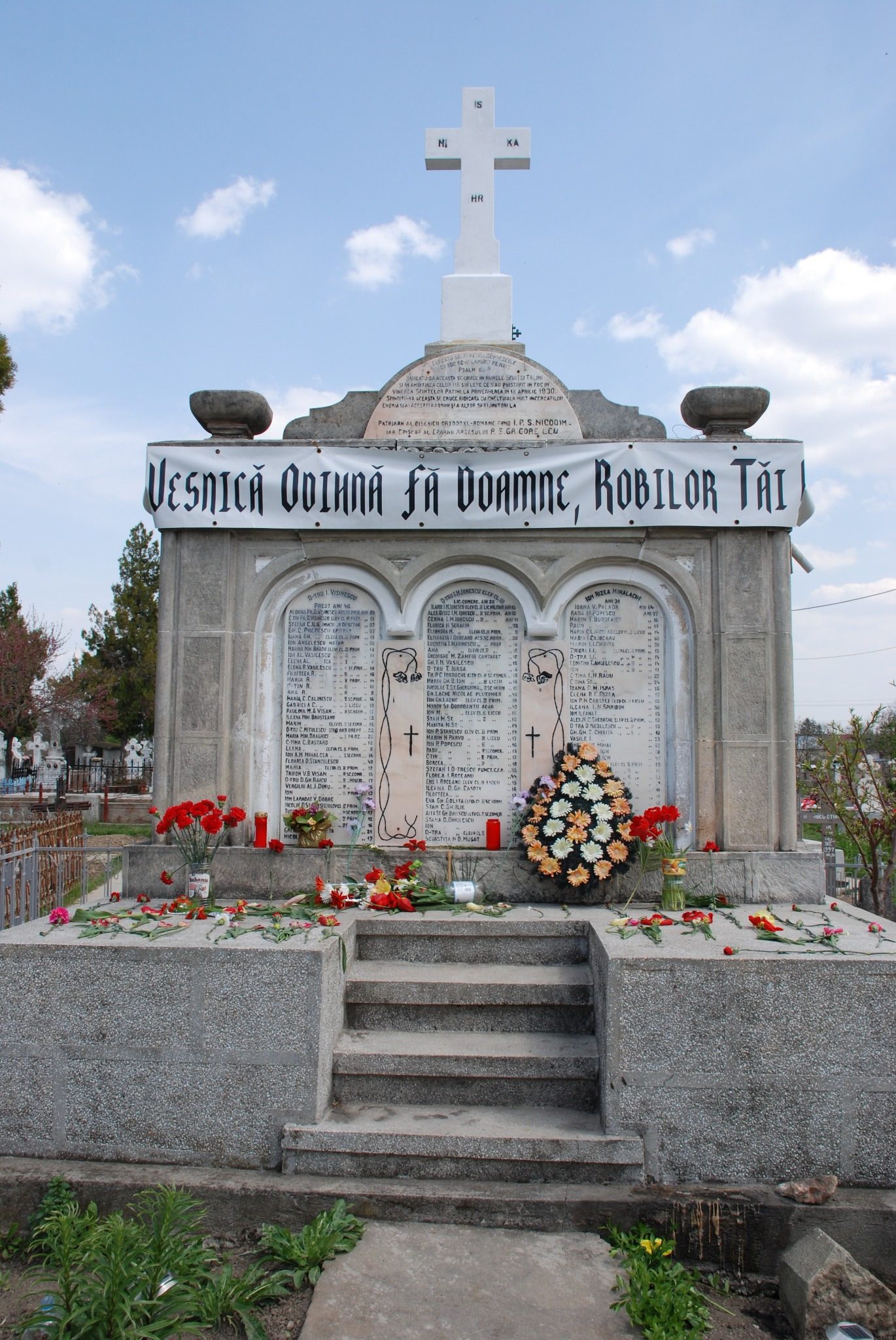 Monumentul din Costești pe care sunt înscrise numele celor 116 victime ale incendiului din 1930.