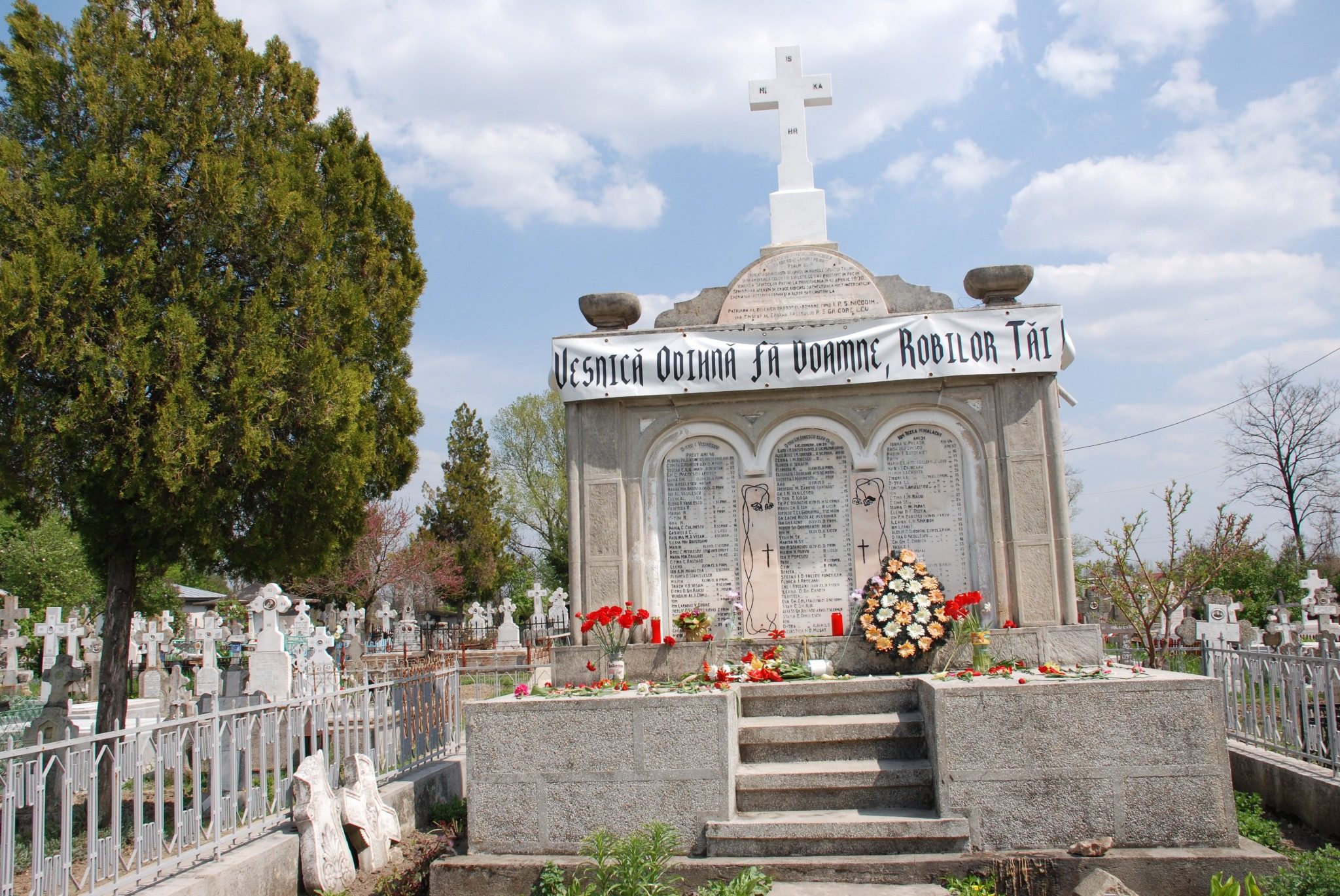Monumentul și biserica memorială a Parohiei Costeștii Vechi.