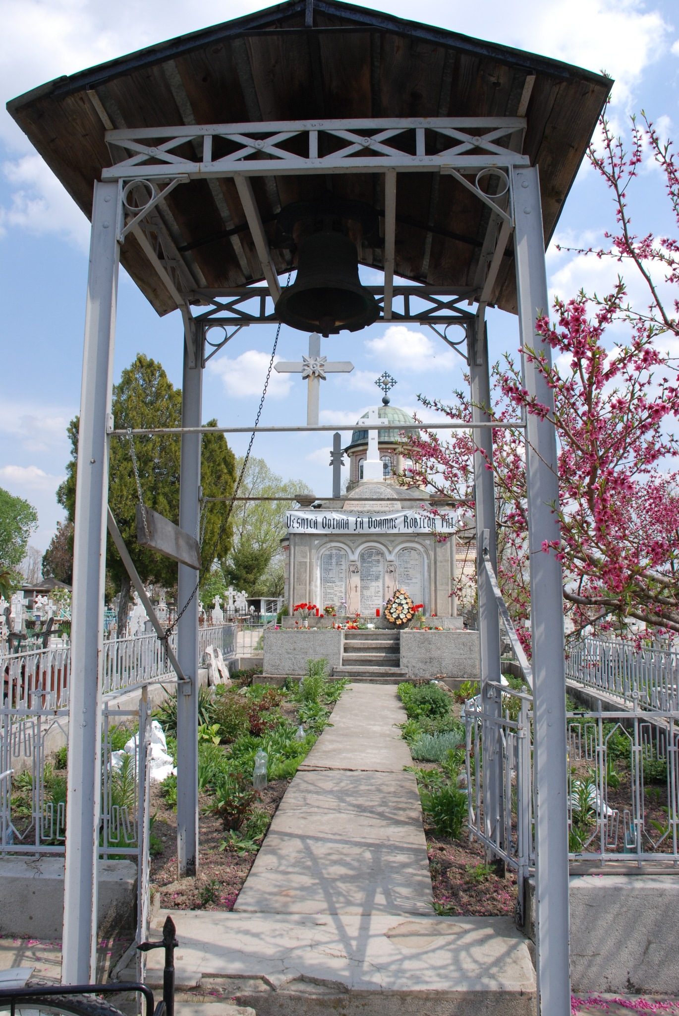 Vedere asupra monumentului, cimitirului și bisericii memoriale.
