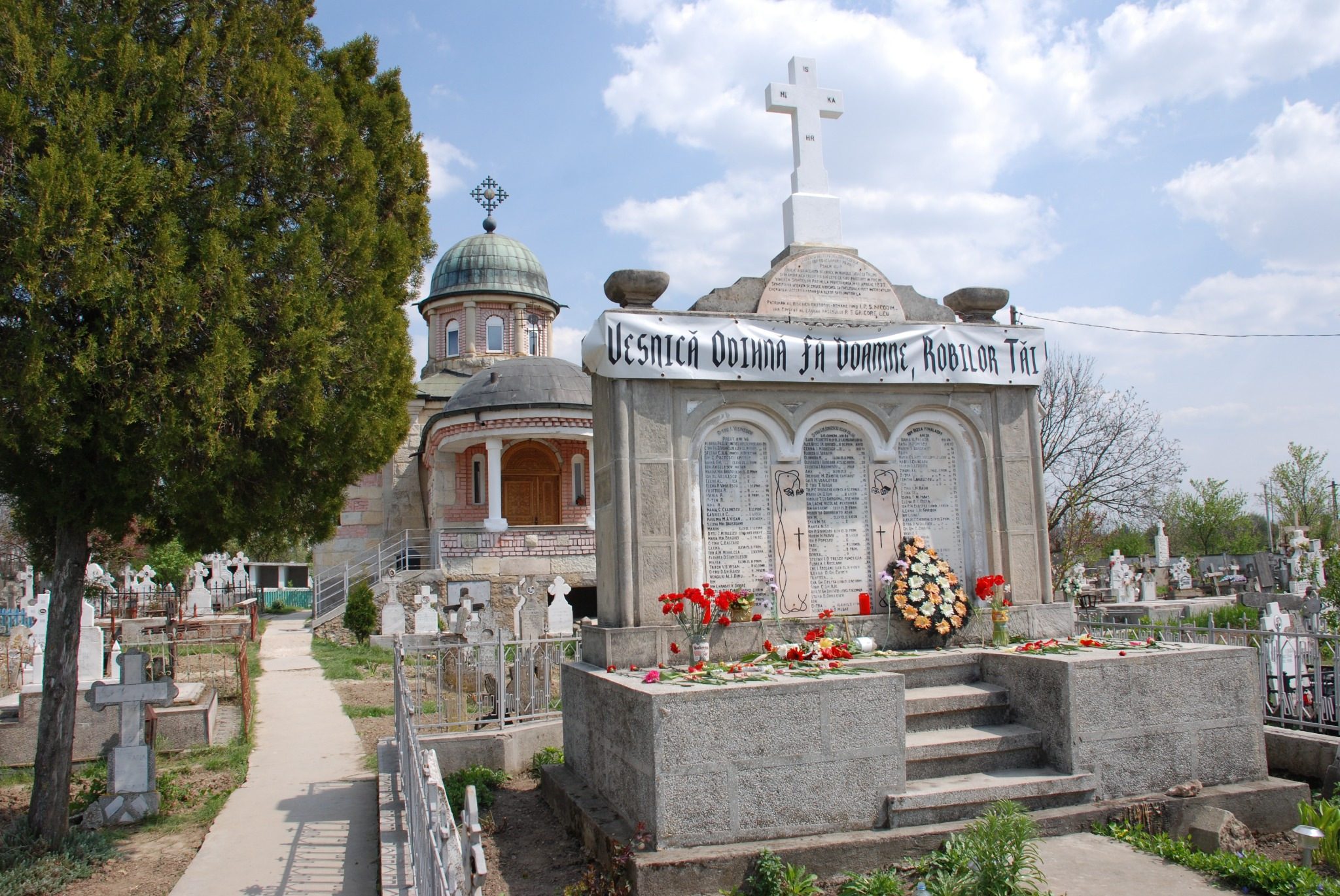 Ansamblul memorial văzut dinspre cimitir.