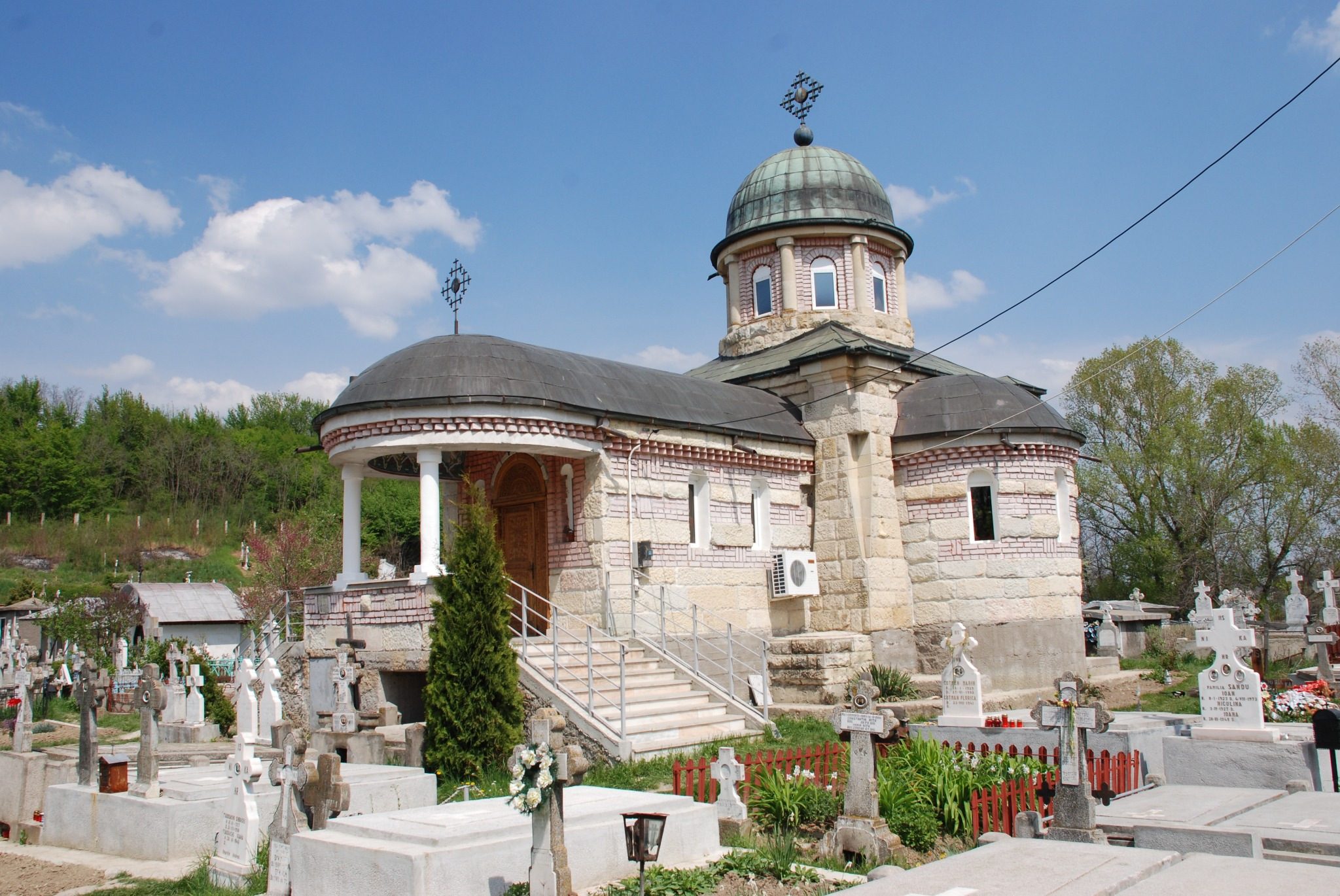 Monumentul și biserica memorială a Parohiei Costeștii Vechi.