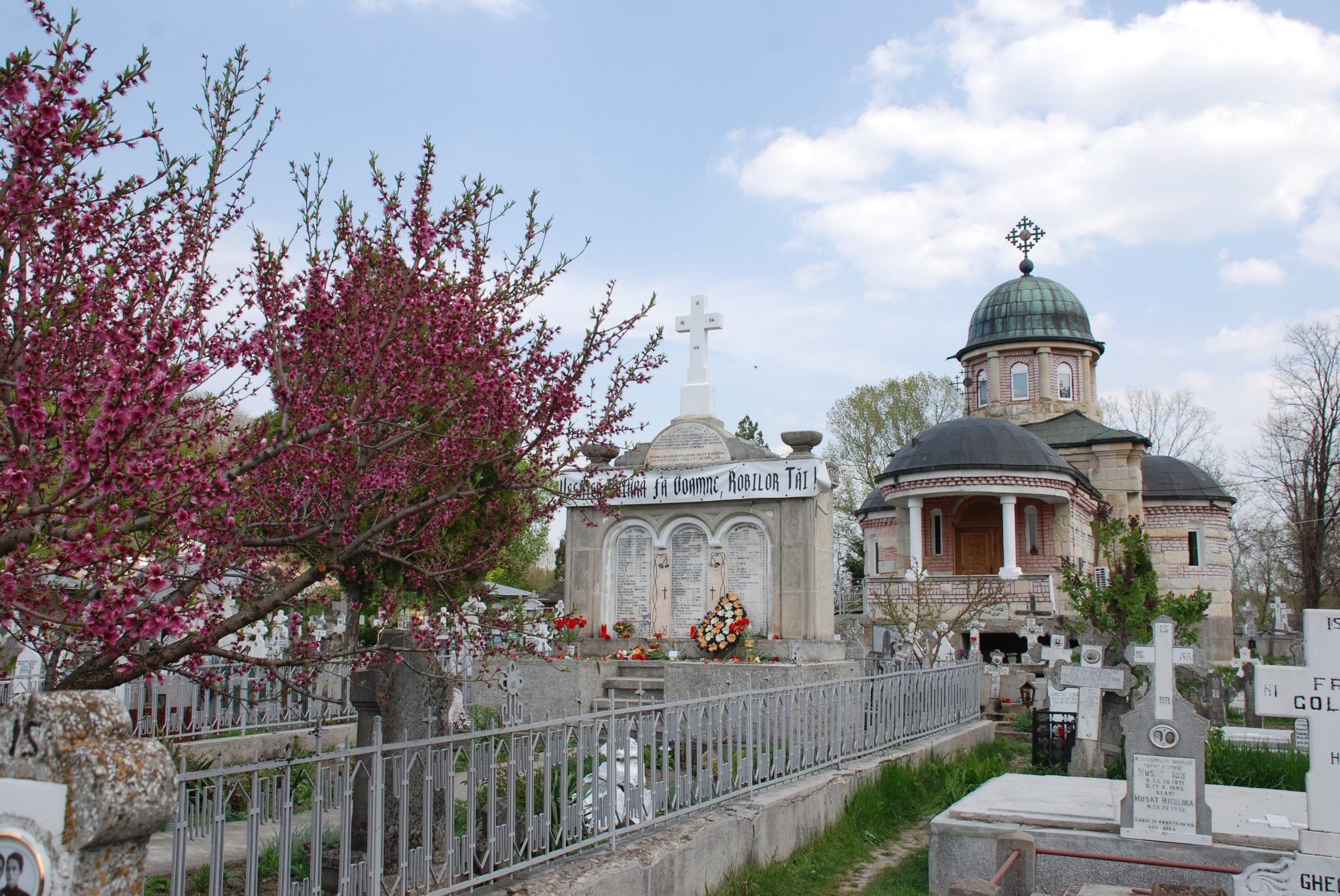 Detaliu al monumentului ridicat pe locul bisericii arse.