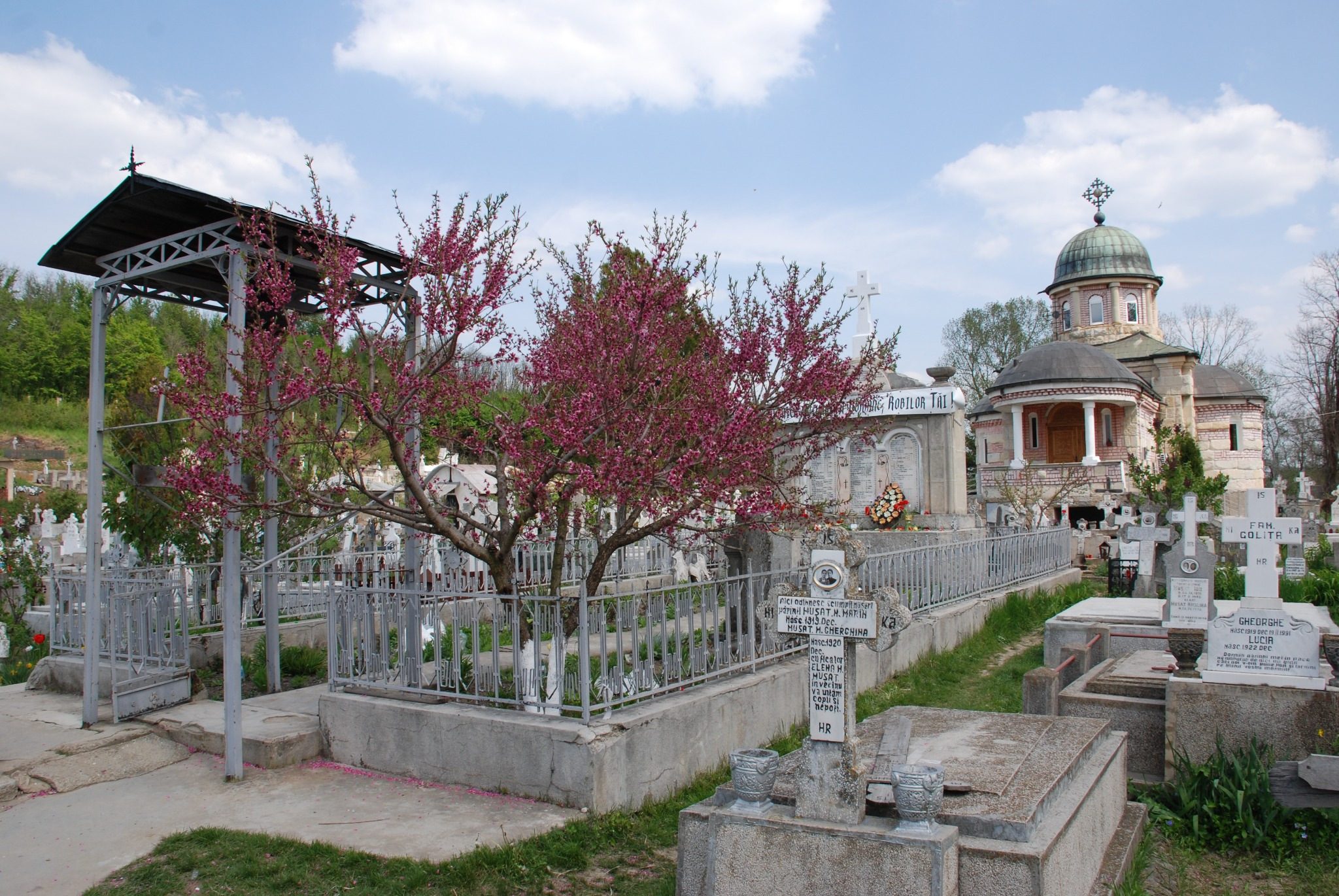 Monumentul victimelor, fotografiat în perioada pomenirii.