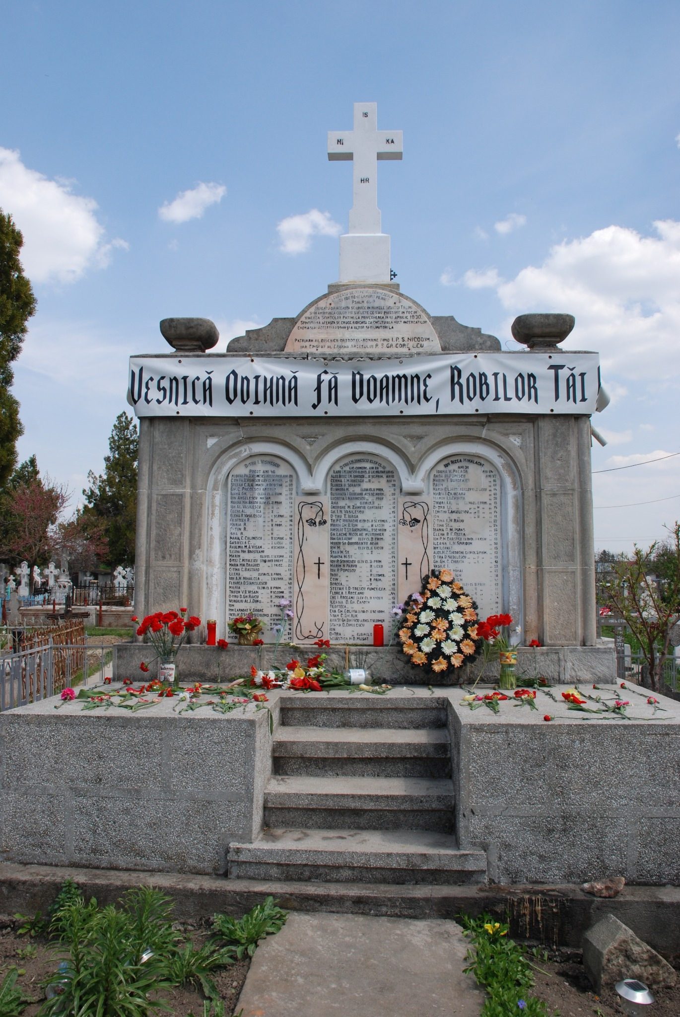 Vedere frontală a monumentului și a plăcilor cu numele victimelor.