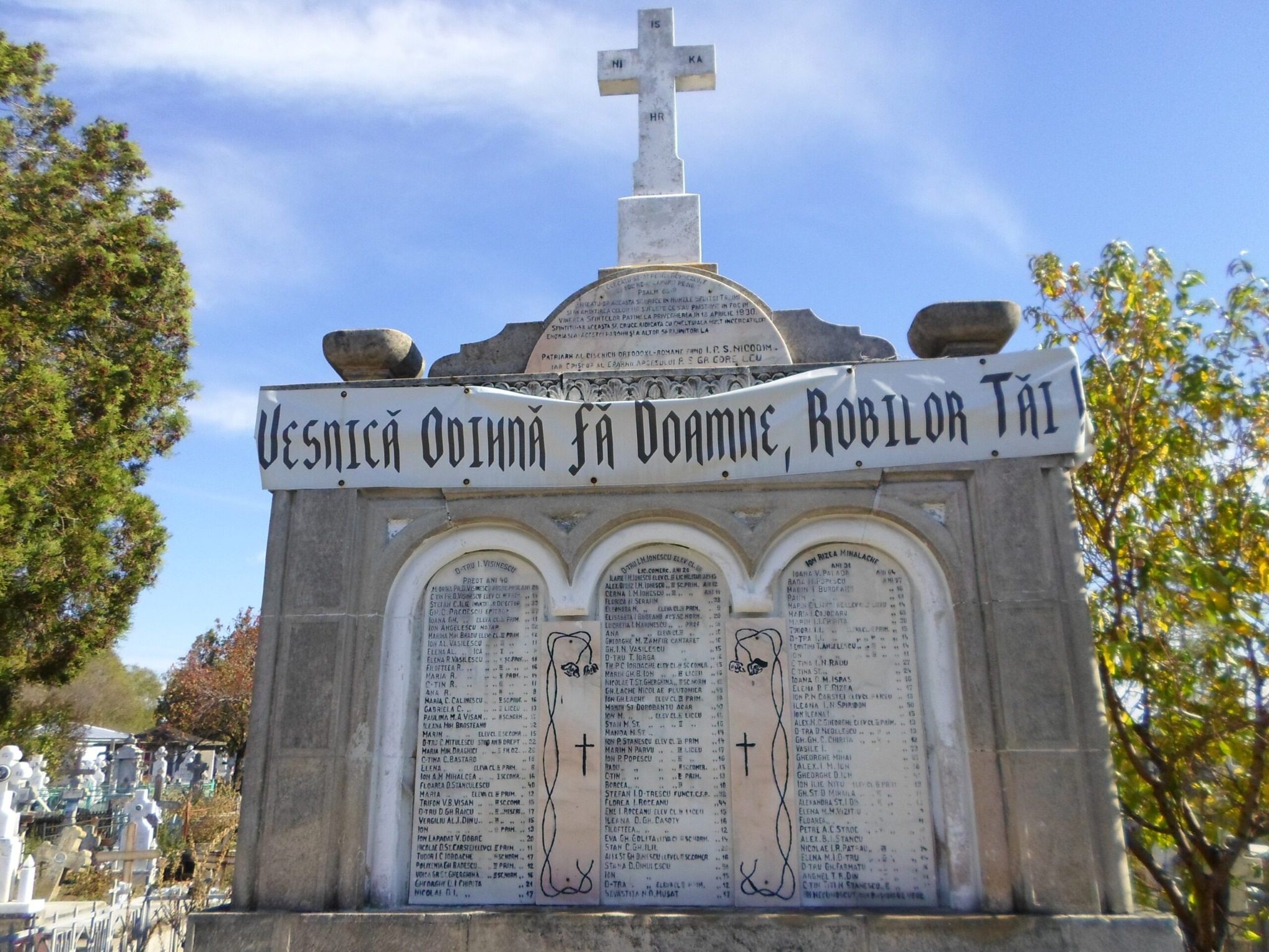 Placa comemorativă de pe monumentul victimelor tragediei din 18 aprilie 1930.