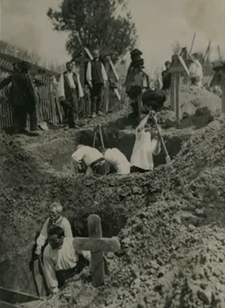Pregătirea locurilor de înhumare pentru victimele tragediei, aprilie 1930.