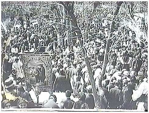Procesiune religioasă și mulțimea adunată la Costești în memoria victimelor.