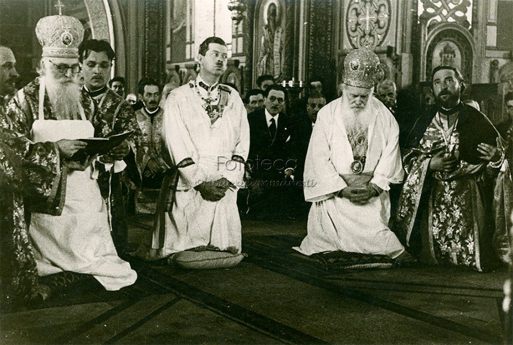 Regele Carol al II-lea alături de clerici și demnitari în timpul rugăciunii, 21 iulie 1935.