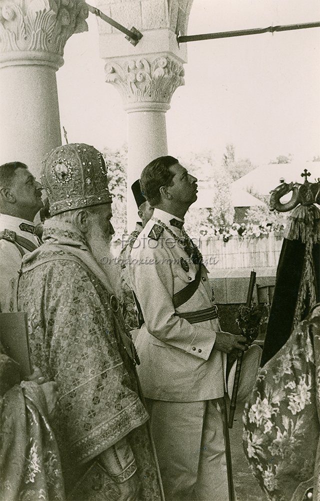 Regele Carol al II-lea alături de ierarhi la sfințirea Catedralei din Costești, 21 iulie 1935.