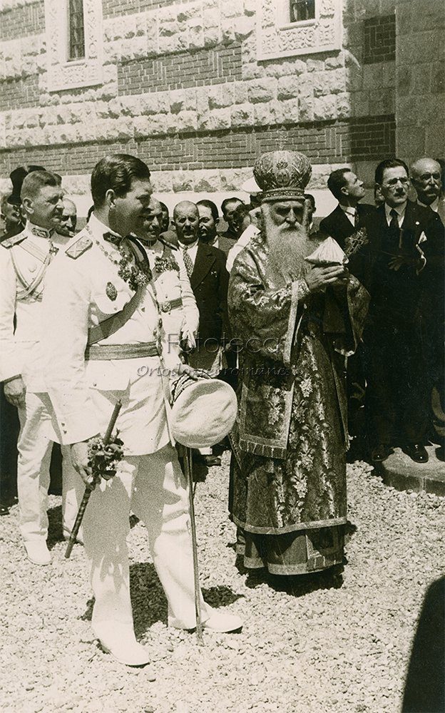 Regele Carol al II-lea și Patriarhul Miron Cristea la sfințirea Catedralei din Costești, 21 iulie 1935.