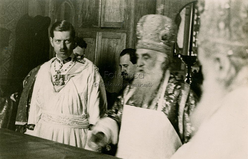 Regele Carol al II-lea și Patriarhul Miron Cristea la pregătirea Sfintei Mese, la Costești, în 1935.