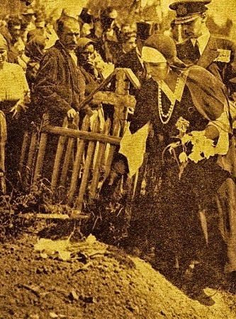Regina Maria la locul de pomenire al victimelor tragediei de la Costești.