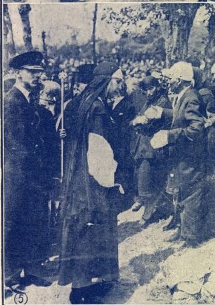 Regina Maria alături de supraviețuitorii tragediei de la Costești, la parastasul din 1930.