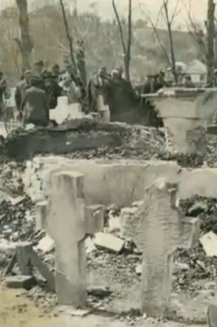 Ruinele bisericii de lemn din Costești după incendiul din 18 aprilie 1930.