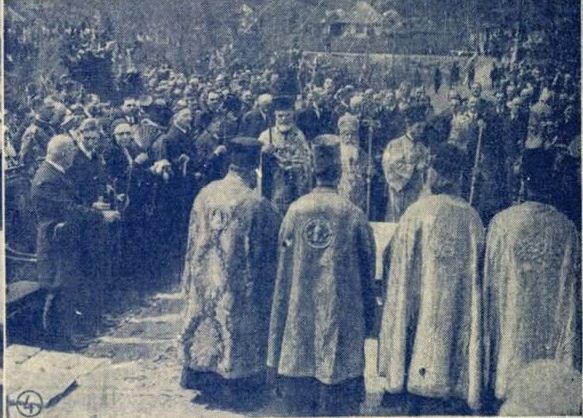 Clerici și mulțimea adunată în timpul serviciului religios de la parastasul din Costești, în 1930.