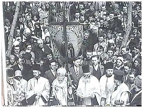 Sobor de clerici în timpul unei ceremonii religioase organizate la Costești în memoria victimelor.