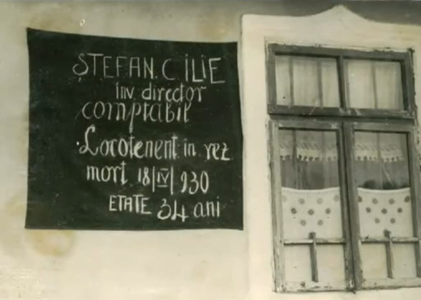 Inscripție funerară dedicată învățătorului Ștefan C. Ilie, mort la 18 aprilie 1930, la vârsta de 34 de ani.