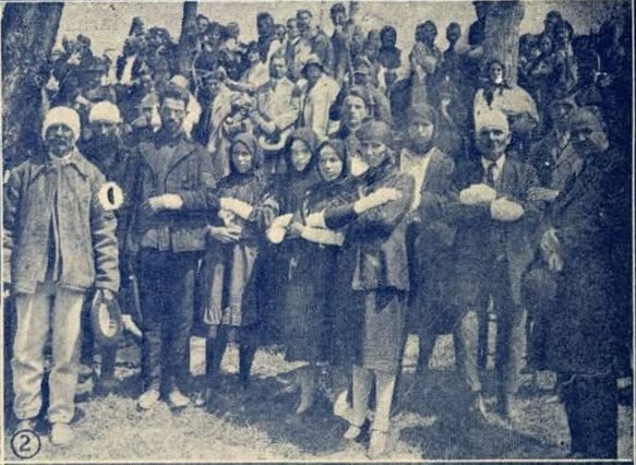 Un grup de supraviețuitori răniți, potrivit legendei revistei „Oglinda Lumii”, anul IX, nr.
