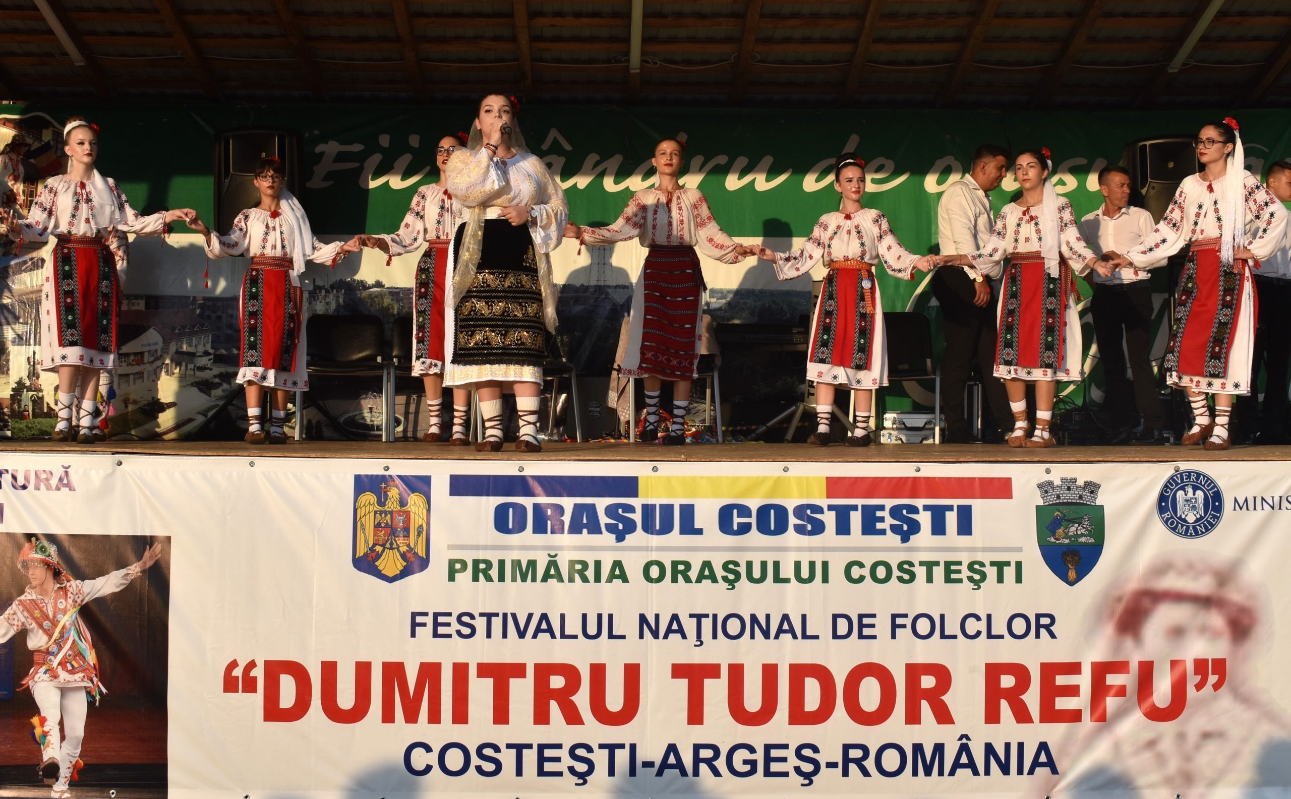 Solista Andreea Richițeanu cântând alături de Ansamblul Mugurelul la festivalul din Costești