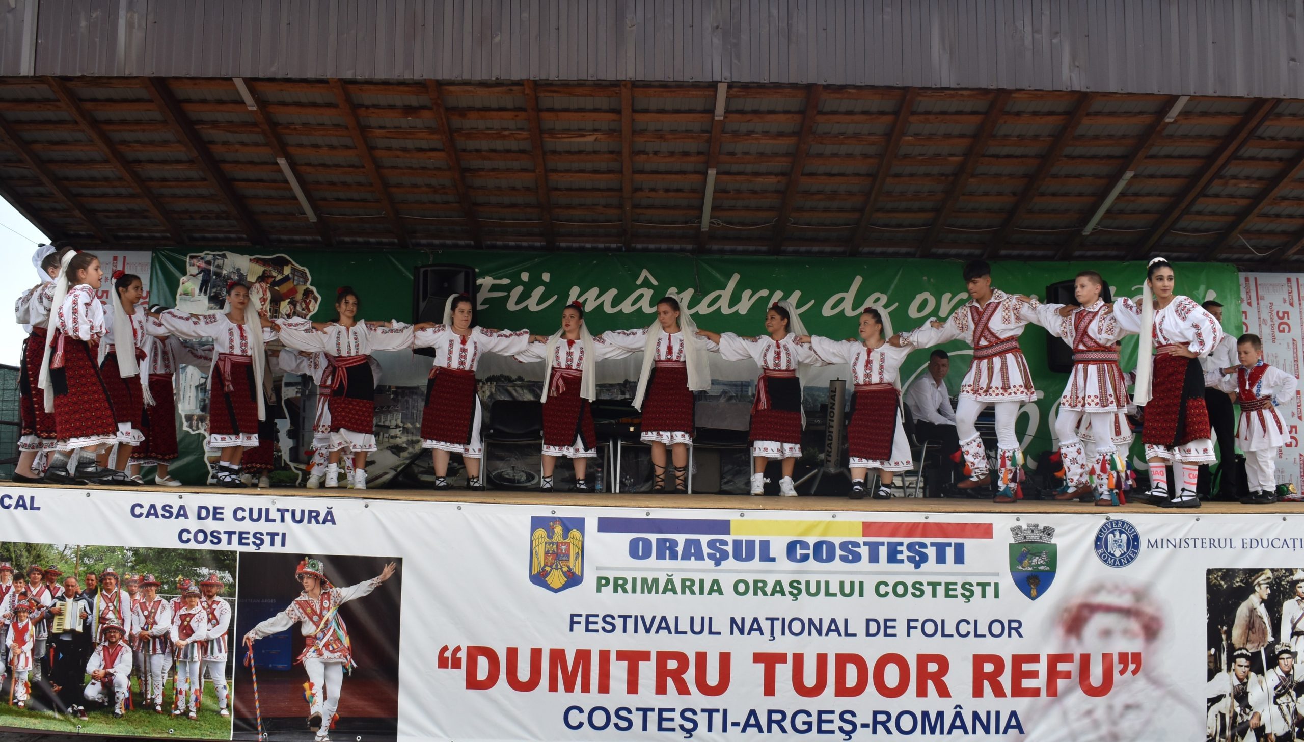 Ansamblul Călușăreii din Stolnici evoluând la Festivalul Dumitru Tudor-Refu din Costești