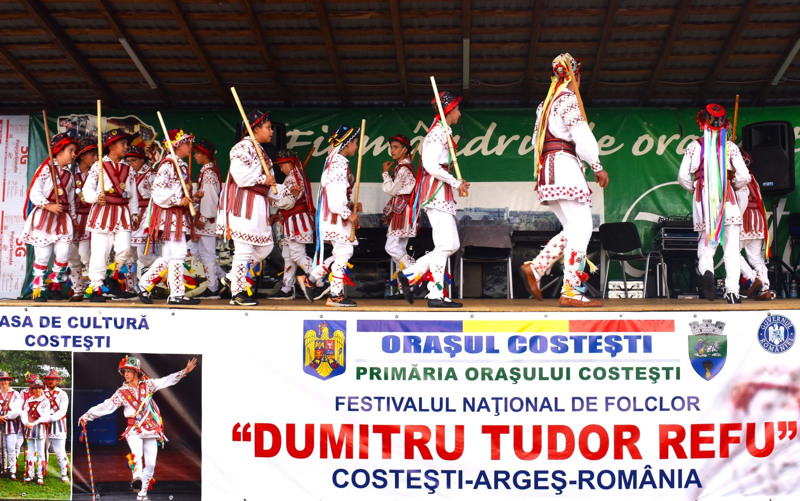Ansamblul Floricica din Bârla și formația de călușari juniori la Festivalul Dumitru Tudor-Refu din Costești