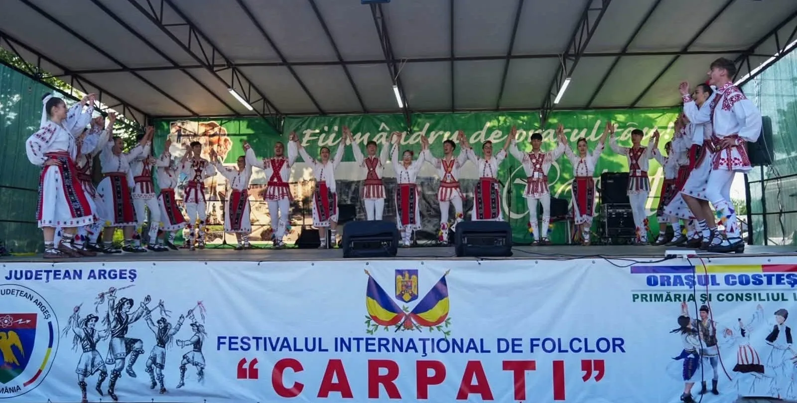 Ansamblul Folcloric „Mugurelul” Costești evoluând la Festivalul Internațional de Folclor „Carpați”, în 10 iulie 2026.