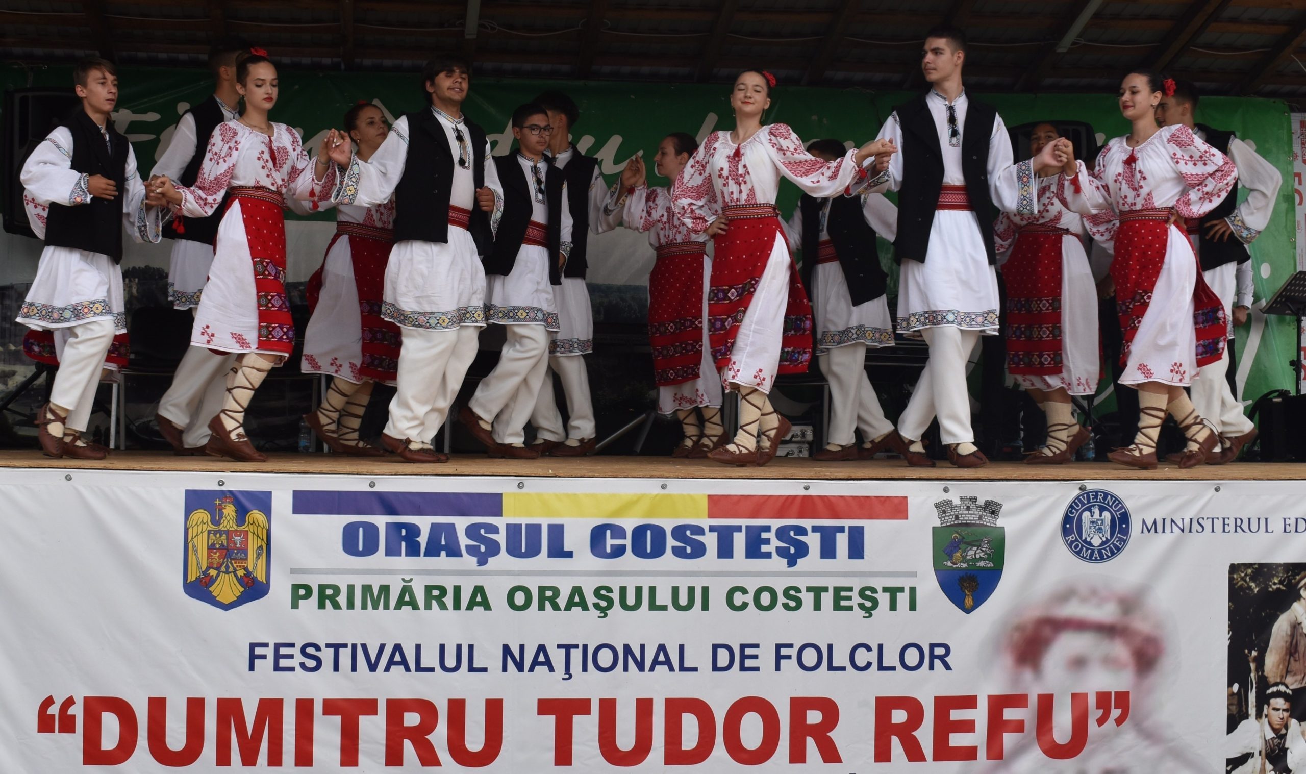 Ansamblul Poiana din Poiana Lacului evoluând la Festivalul Dumitru Tudor-Refu din Costești
