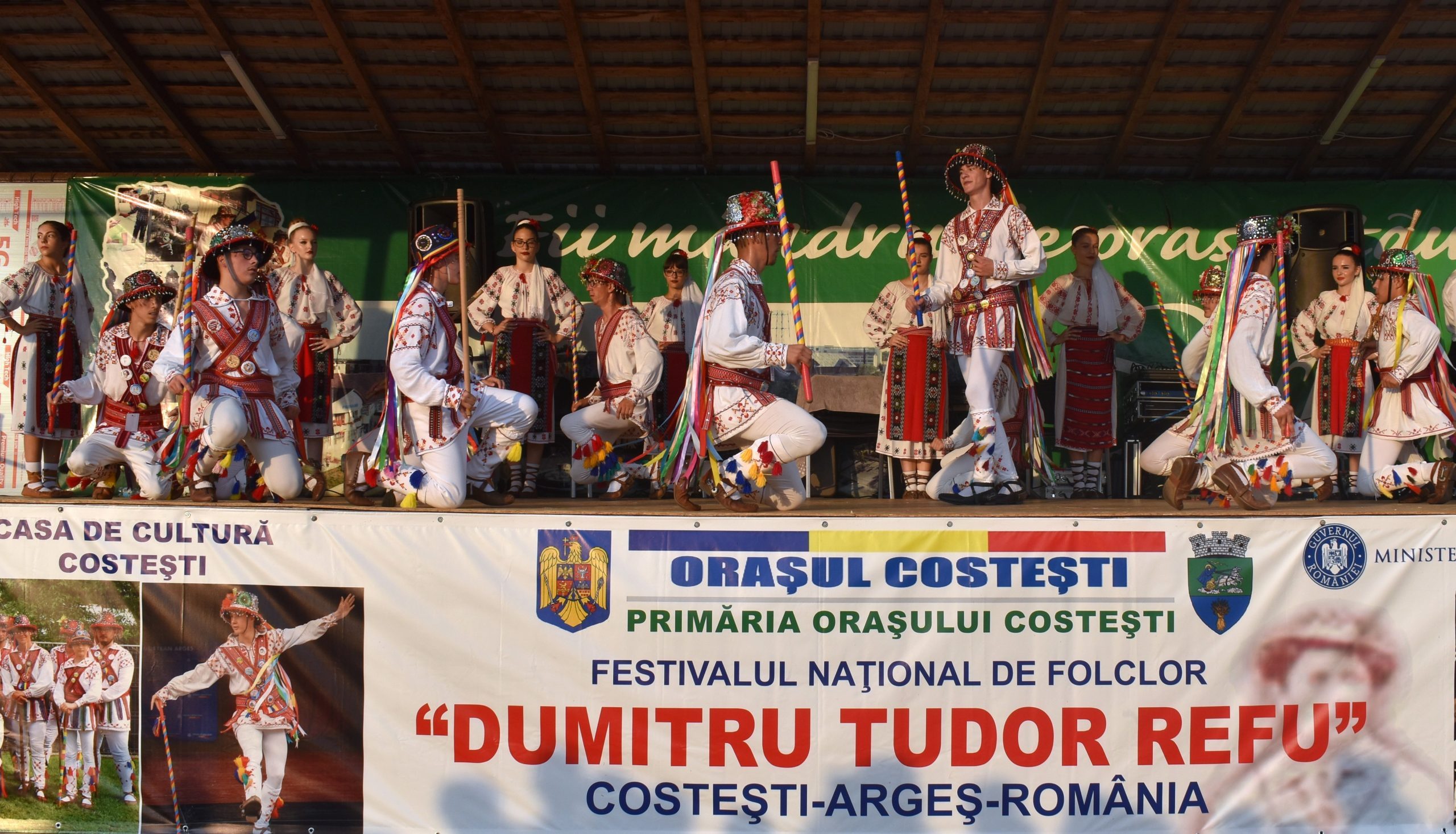 Călușarii Costeștiului cinstind memoria vătafului Dumitru Tudor-Refu prin jocul călușului
